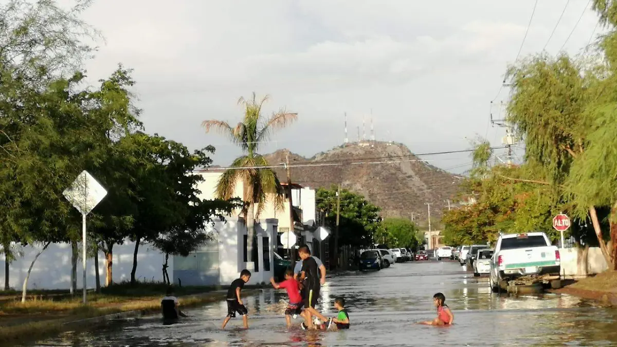 niños jugando lluvias